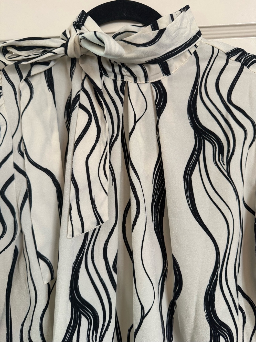 Adrianna Papell Ivory & Black Abstract Brush Tie-Neck Blouse | Small - Picture 9 of 14